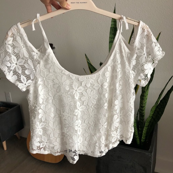 Abercrombie & Fitch Tops - (New) Abercrombie white lace cold shoulder crop